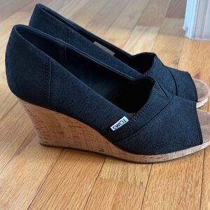 TOMS Women's Black and Tan Peep Toe Heels